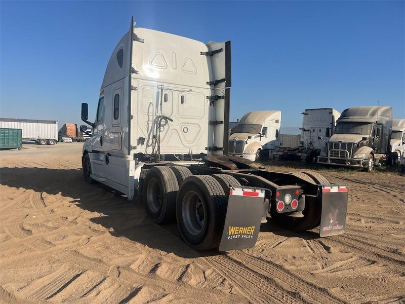 2020 Freightliner CA126SLP - Cascadia  3AKJHHDR2LSLR4945
