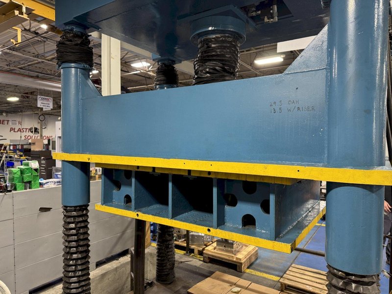 100 TON DAKE 18-255 HYDRAULIC 4 POST SPOTTING PRESS. STOCK # 0889925