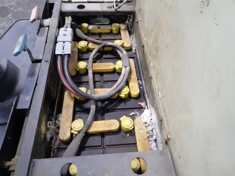 CROWN 3000 LBS ELECTRIC STRADDLE LIFT  -  30WTT-S