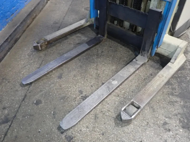 CROWN 3000 LBS ELECTRIC STRADDLE LIFT  -  30WTT-S