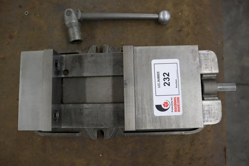 Kurt D-675 6" Machine Vise with Steel Hard Jaws and Handle- Auction Item