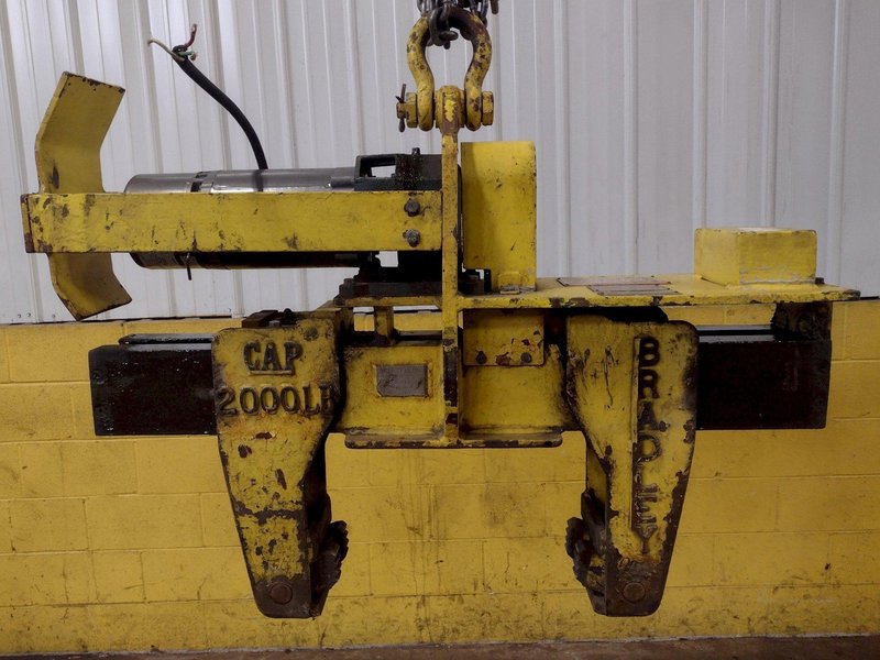 2000 LBS BRADLEY LIFTING POWERED TELESCOPING COIL GRAB LIFTER: STOCK #17883