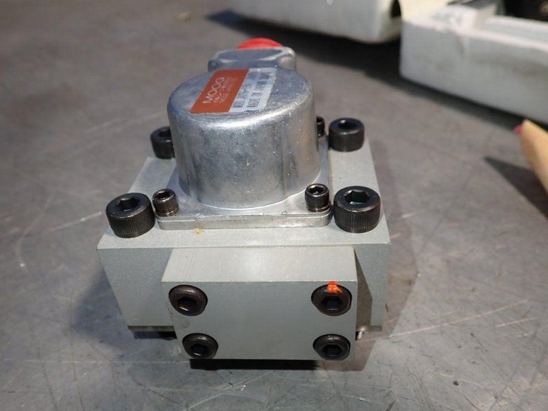 MOOG SERVO VALVE  -  J076-150