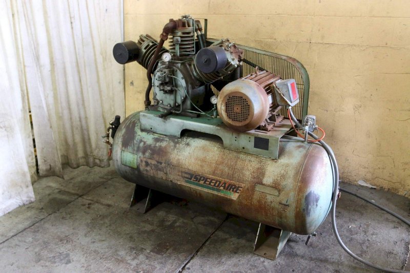 15 HP SPEEDAIRE AIR COMPRESSOR: STOCK # 68435