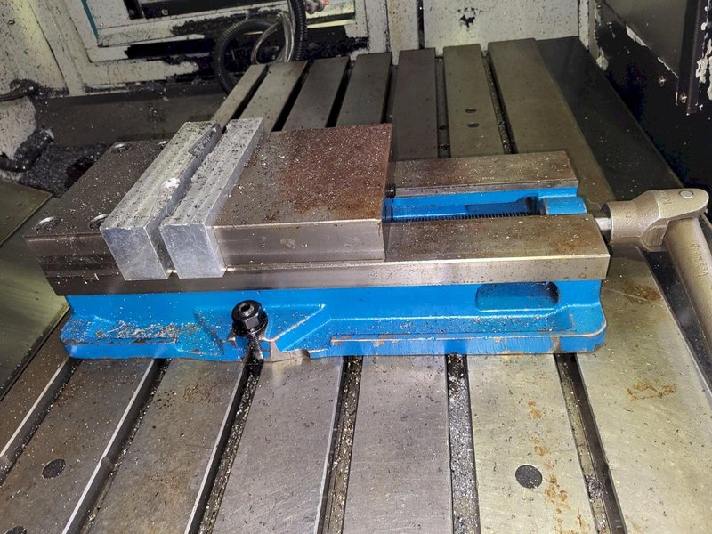 Hurco VMX50/50T CNC VMC, 2012 – 4-Axis H-400, Chip Conveyor, CTS Prep, WinMax