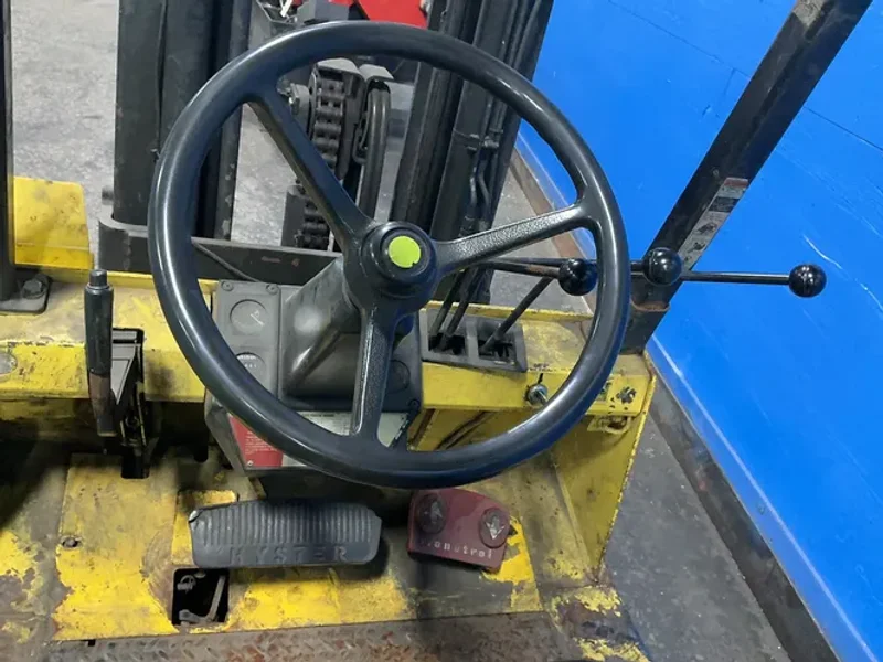 HYSTER 5600 LBS PROPANE FORKLIFT  -  S60XL