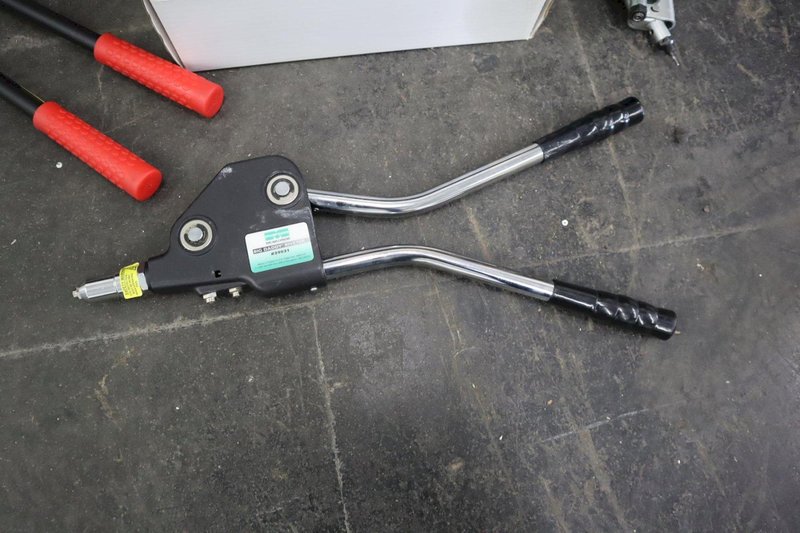 Gesipa Taurus 1 Pneumatic Speed Rivet Gun with Manual Riveters and Rivets- Auction Item