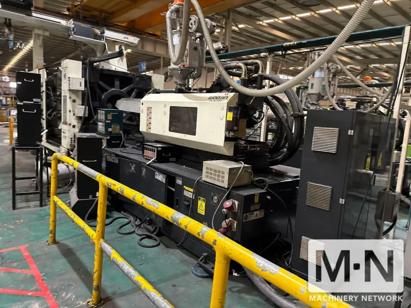 680 TON 101 OZ WOOJIN MODEL SM680 INJECTION MOLDING MACHINE MFG 2014