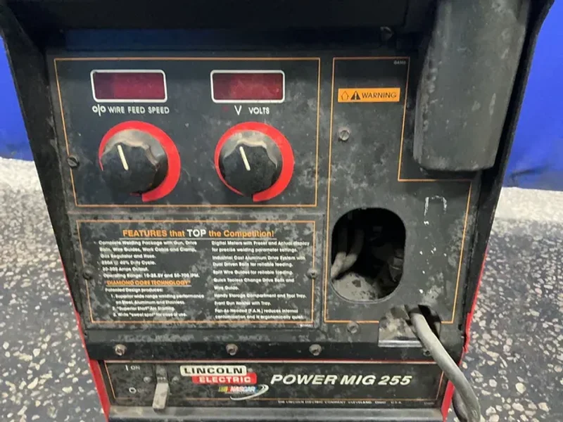 LINCOLN ELECTRIC 250 A WELDER  -  POWER MIG 255