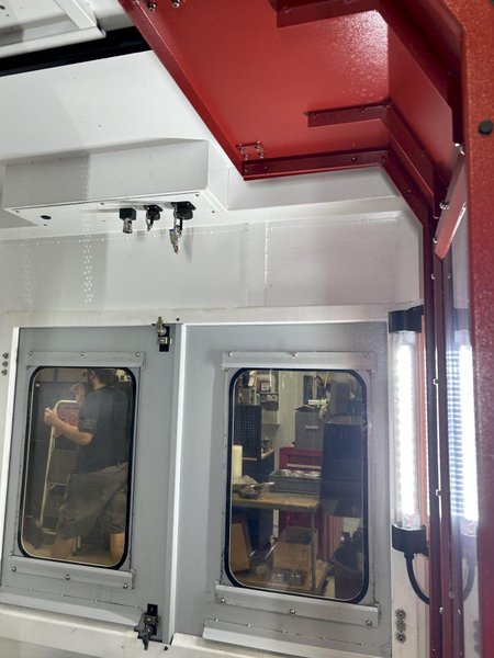 Smart SV-2 CNC Mill, 2022 – Low Hours, 10k RPM Spindle, Upgraded LNS Chip Conveyor, Spindle Chiller, TSC ready, Rigid Tapping