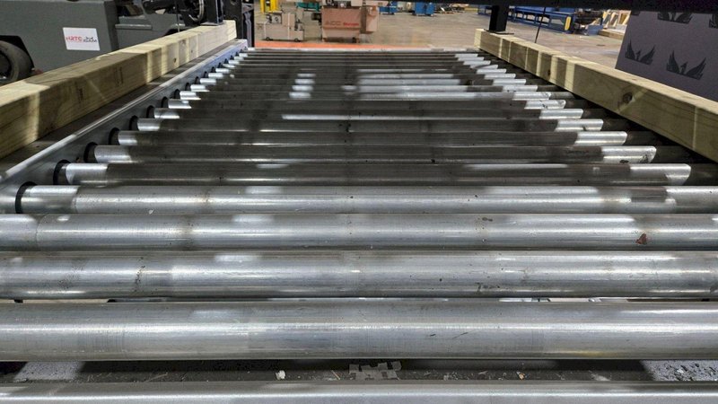 INDUSTRIAL KINETICS 8ft Chain Driven Roller Conveyor, 4ft Width, 20″ Height USED