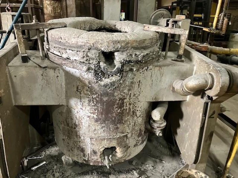 Lindberg model 61-mnp-400-g 400# gas fired motorized nose pour furnace with gas system and blower and controls