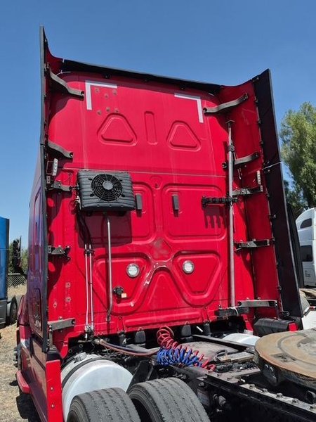 Freightliner Cascadia Sleeper Semi, 2019 – Tandem Axle Class 8 Tractor