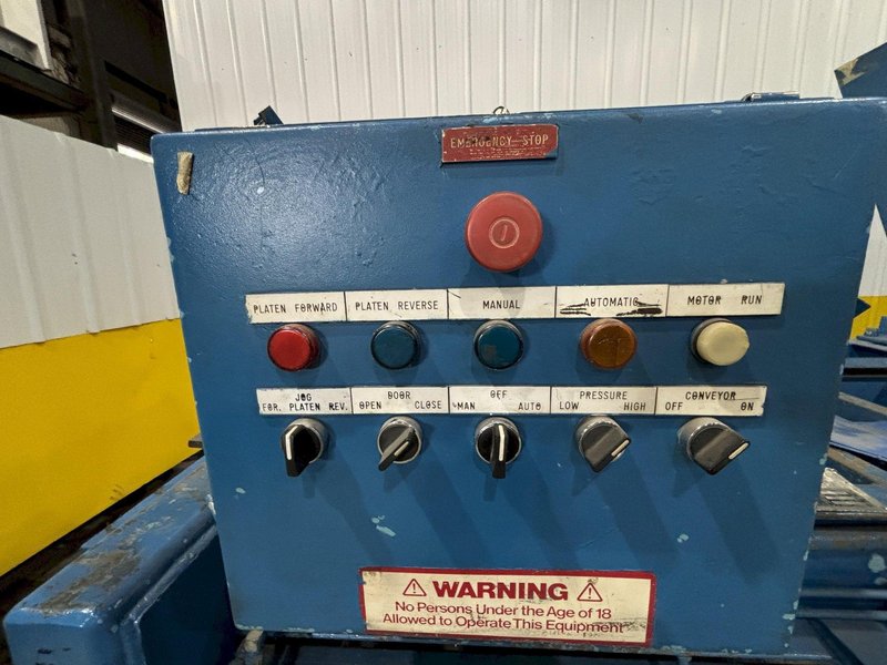 30&quot; X 72&quot; INTERNATIONAL MODEL #1272-HD HORIZONTAL HYDRAULIC CLOSED DOOR BALER: STOCK #21346