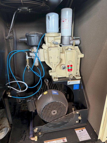 5 HP INGERSOLL-RAND R4i-A 125 AIR COMPRESSOR W/ AIR DRYER. STOCK #0892724