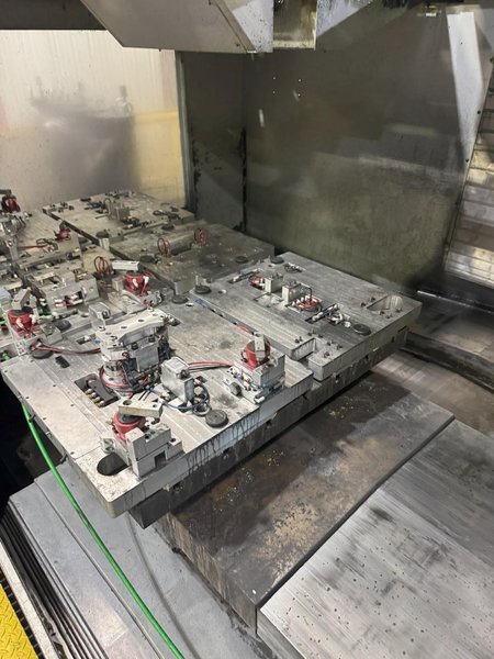 Haas VF-8D VMC, 2005 – 30K RPM, Chip Auger