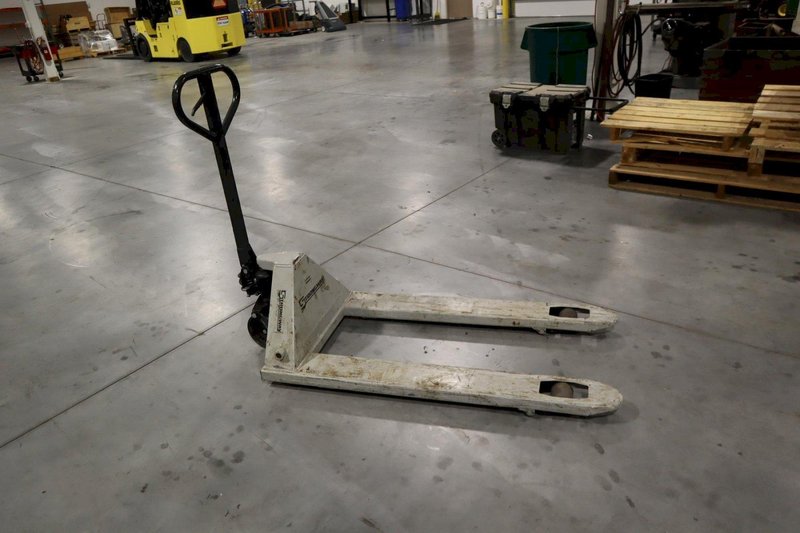 Strongway Standard Fork Pallet Jack  14.5" Between Fork x 48" Length, 5500 lb Capacity- Auction Item