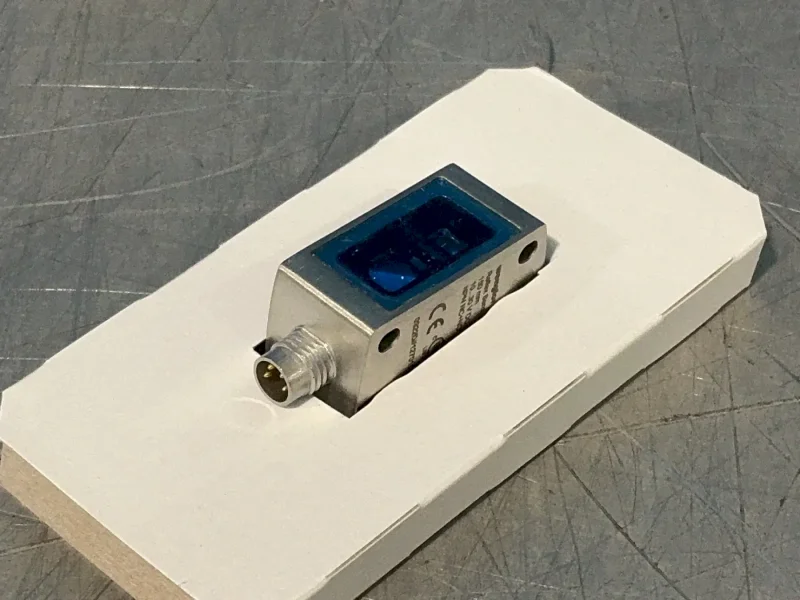 WENGLOR PHOTOELECTRIC REFLEX SENSORS WITH BACKGROUND SUPPRESSION  -  P2KH022