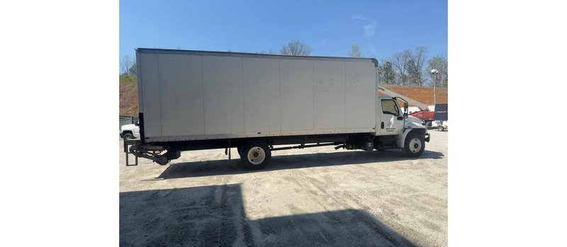 International MV607 Box Truck, 2020 – Cummins B6.7 Diesel, Allison Automatic, 26′ Dry Van, Liftgate, GVWR 25,999