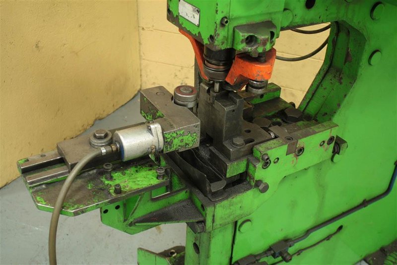 82 TON MUBEA MODEL #KL750 PUNCH WITH FEED LINE: STOCK #56444