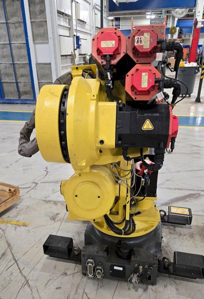 FANUC R2000IB/175L ROBOT ONLY DAMAGED CONNECTOR USED