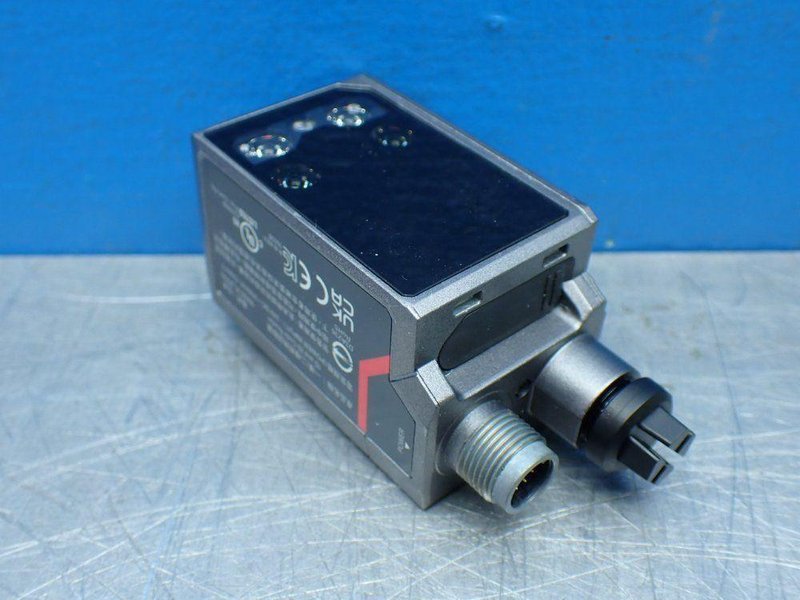 KEYENCE 1D AND 2D CODE READER  -  SR-X100