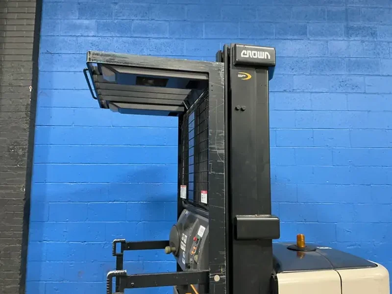 Crown 3000 Lbs Electric Order Picker - Sp3510-30