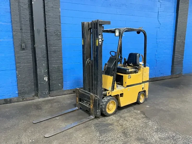 CATERPILLER 3000 LBS PROPANE FORKLIFT  -  T30D