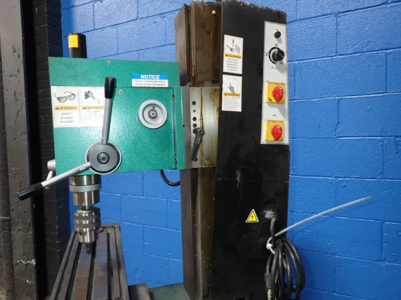 GRIZZLY INDUSTRIAL INC 6-1/4” X 21-5/8” VERTICAL MILL/DRILL  -  G0463