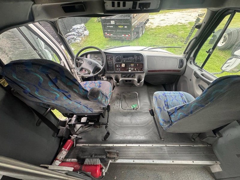 Freightliner M2 106 Shuttle Bus, 2009 – Commercial Shuttle Bus