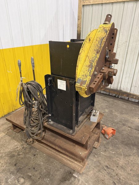 1,250 LB STINGER MODEL #P-1250 PIPE WELDING POSITIONER WITH 30" GRIPPER CHUCK : YOBRO #25213