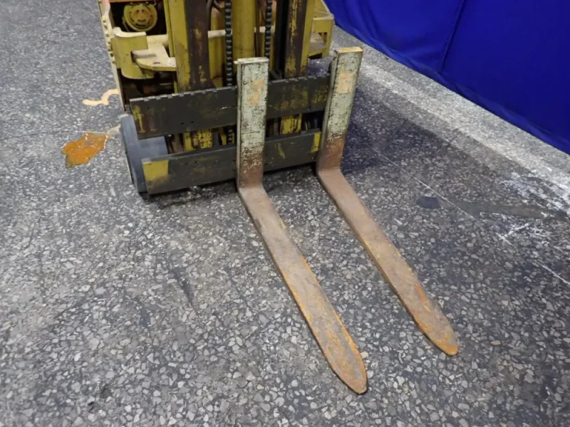 YALE 3000 LBS STAND-UP FORKLIFT  -  ESC-030G4S071