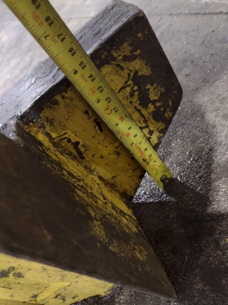 3,000 LBS CALDWELL MOTORIZED COIL GRAB LIFTER: STOCK #22717