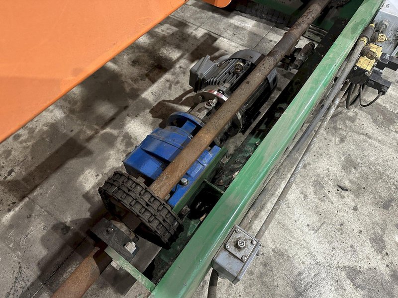 SWEED LOAD CLAMP &amp; TURNER / PACMAN FLIPPER SYSTEM WITH POWERED INFEED &amp; OUTFEED CONVEYORS: STOCK #22075