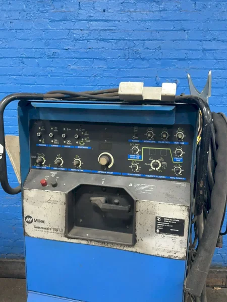 MILLER 300 A WELDER  -  SYNCROWAVE 350LX