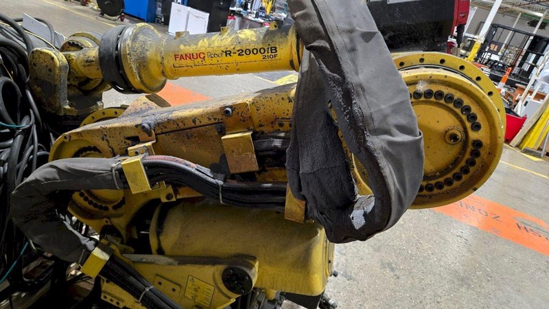 FANUC R-2000IB/210F + R30IB ROBOT ARM AND CONTROL CABINET USED