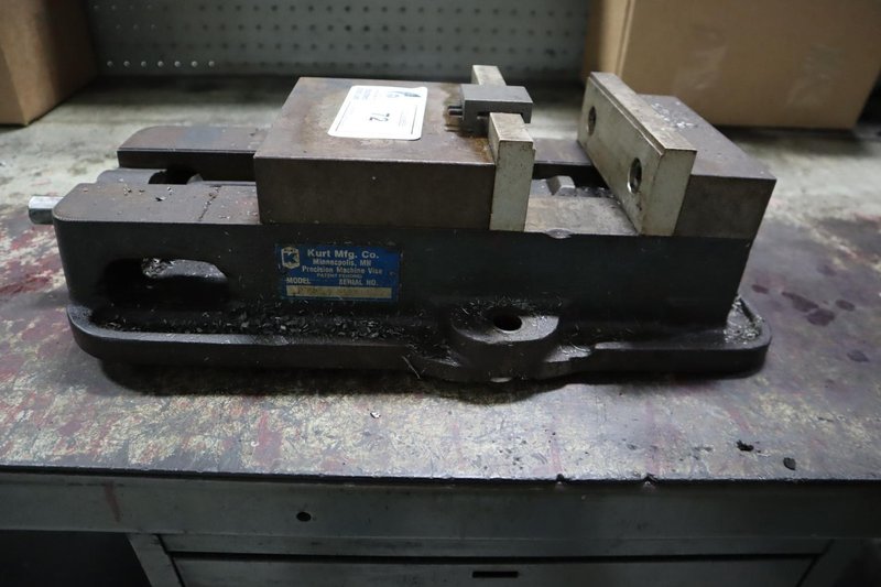 Kurt D675 6" Vice W/ Jaws &amp; Handle- Auction Item