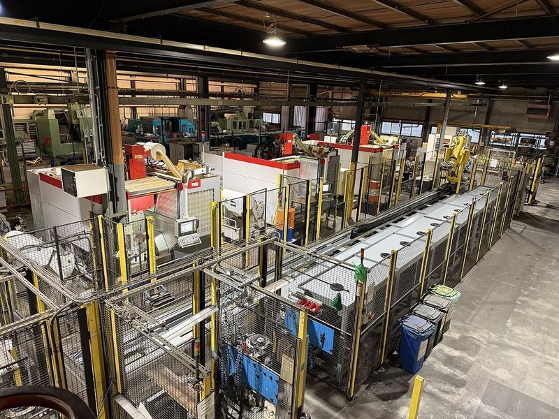 Fanuc Robot + 3 Breton machining centers 5 axes