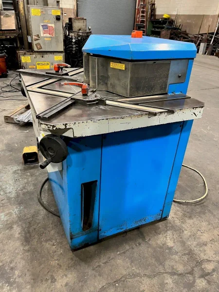 USED EUROMAC VARIABLE ANGLE 8" x 8" x 1/4" HYDRAULIC SHEET METAL NOTCHER, Year: 1995