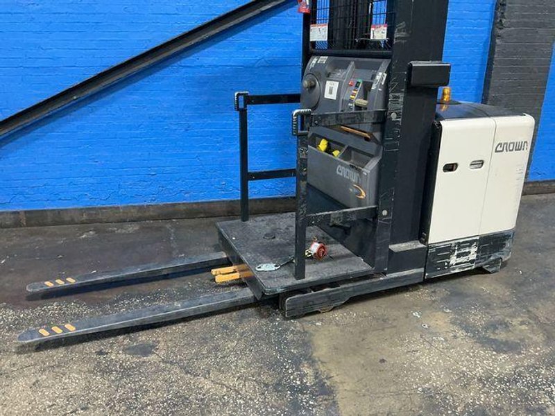 Crown 3000 Lbs Electric Order Picker - Sp3510-30