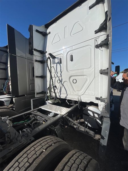 2021 Freightliner Cascadia 1FUJHHDR2MLML7306
