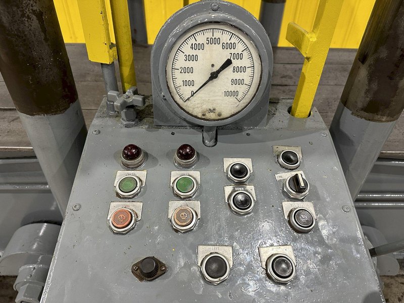 400 TON X 30' DRILCO TRAVELING HEAD HYDRAULIC STRAIGHTENING PRESS: STOCK #24953