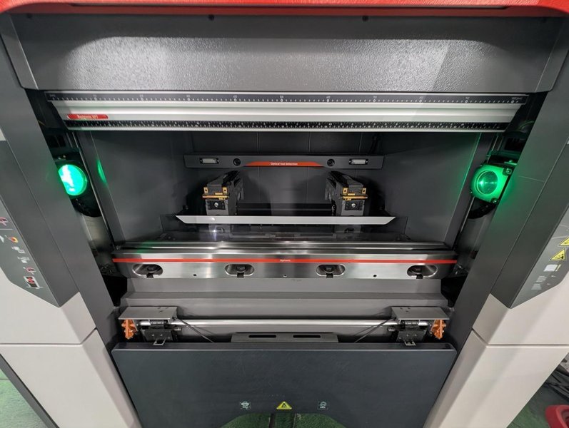 44 Ton x 3.5′ Bystronic Xpert 40/1030 CNC Hydraulic Press Brake, 2019 – w/ KUKA KR10R1100 Robot, 6 Axis Backgauge