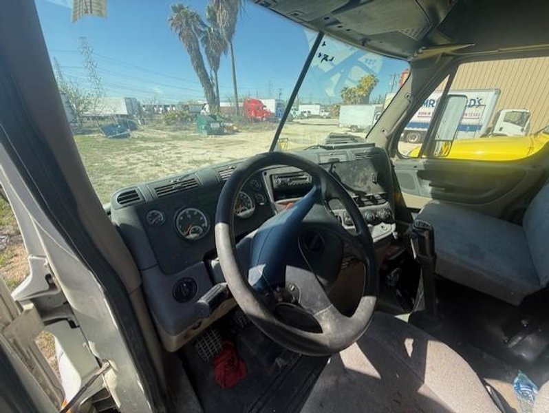 Freightliner Cascadia Day Cab LNG, 2015 – Cummins ISX12 G 400 HP, 10 Speed, Natural Gas Tractor