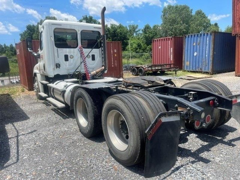 Freightliner Cascadia Day Cab Truck, 2012