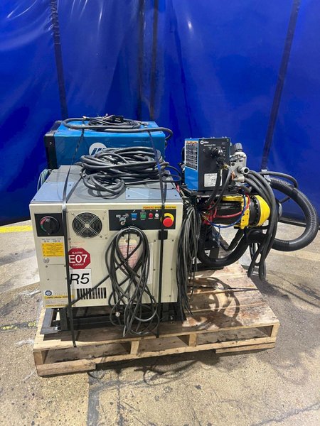 FANUC ARCMATE ROBOT 100ID/10L WITH R30IB PLUS AND MILLER AUTO CONTINUUM 500 USED