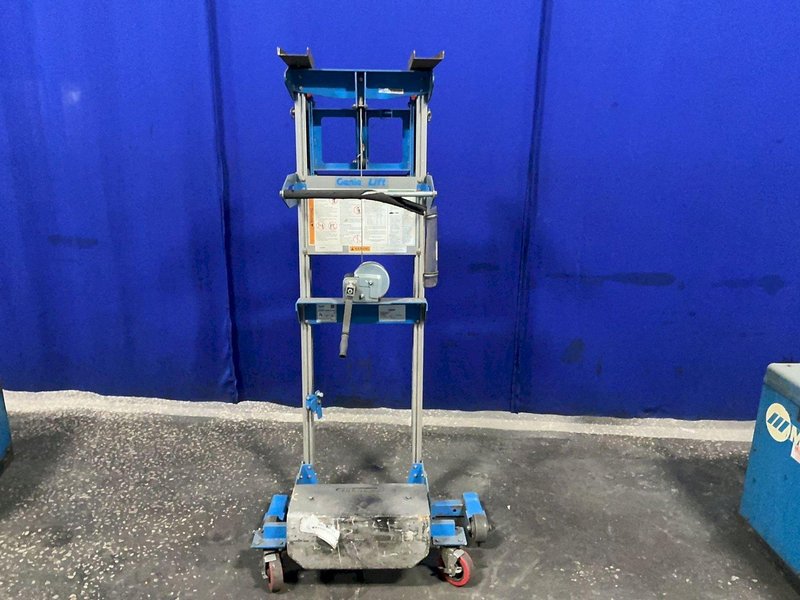 GENIE 500 LBS HAND CRANK LIFT  -  GL-4