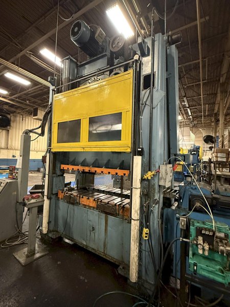 200-ton Niagara SE2-200-72-42 Straight Side Double Crank Press For Sale, Year 1990 with Updated Controls