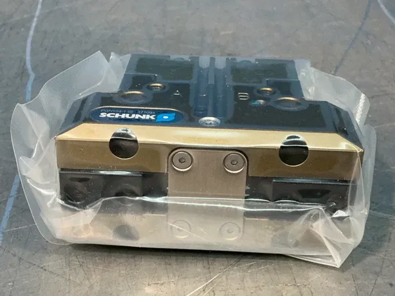 SCHUNK UNIVERSAL PNEUMATIC GRIPPER   -  0371094