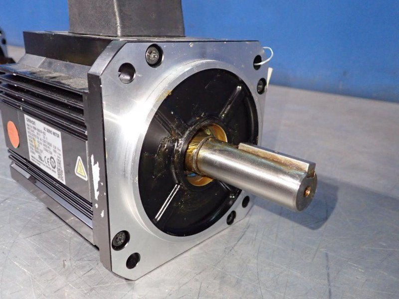 OMRON 0.9 KW AC SERVO MOTOR  -  R88M-K90010F-BS2